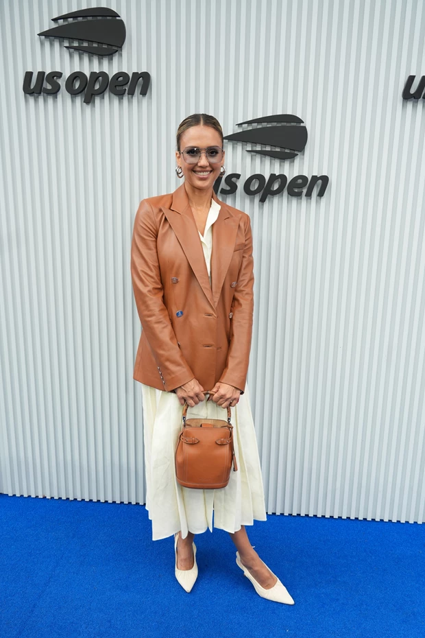 Jessica Alba και Danny Ramirez