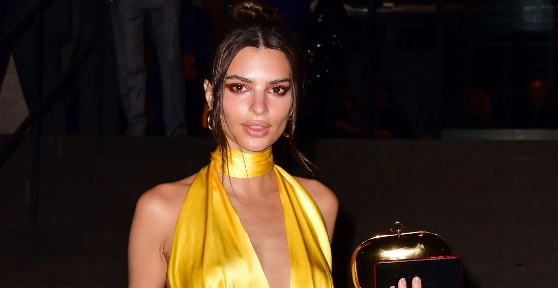 Καλεσμένη σε γάμο μετά τα 50 | Τα κομψά χτενίσματα που θα ολοκληρώσουν την εμφάνισή σας