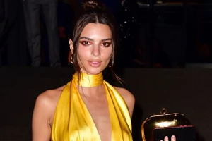 Καλεσμένη σε γάμο μετά τα 50 | Τα κομψά χτενίσματα που θα ολοκληρώσουν την εμφάνισή σας