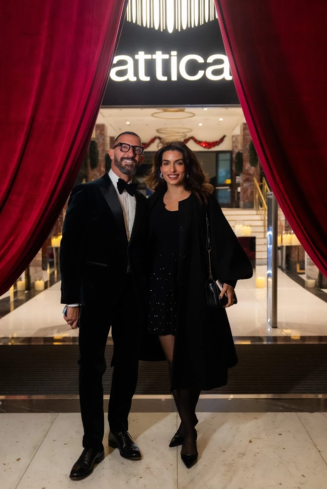 Ο Χάρης Ντάβλας με tuxedo BOSS και η Τόνια Σωτηροπούλου με outfit SIMKHAI, όλα attica.