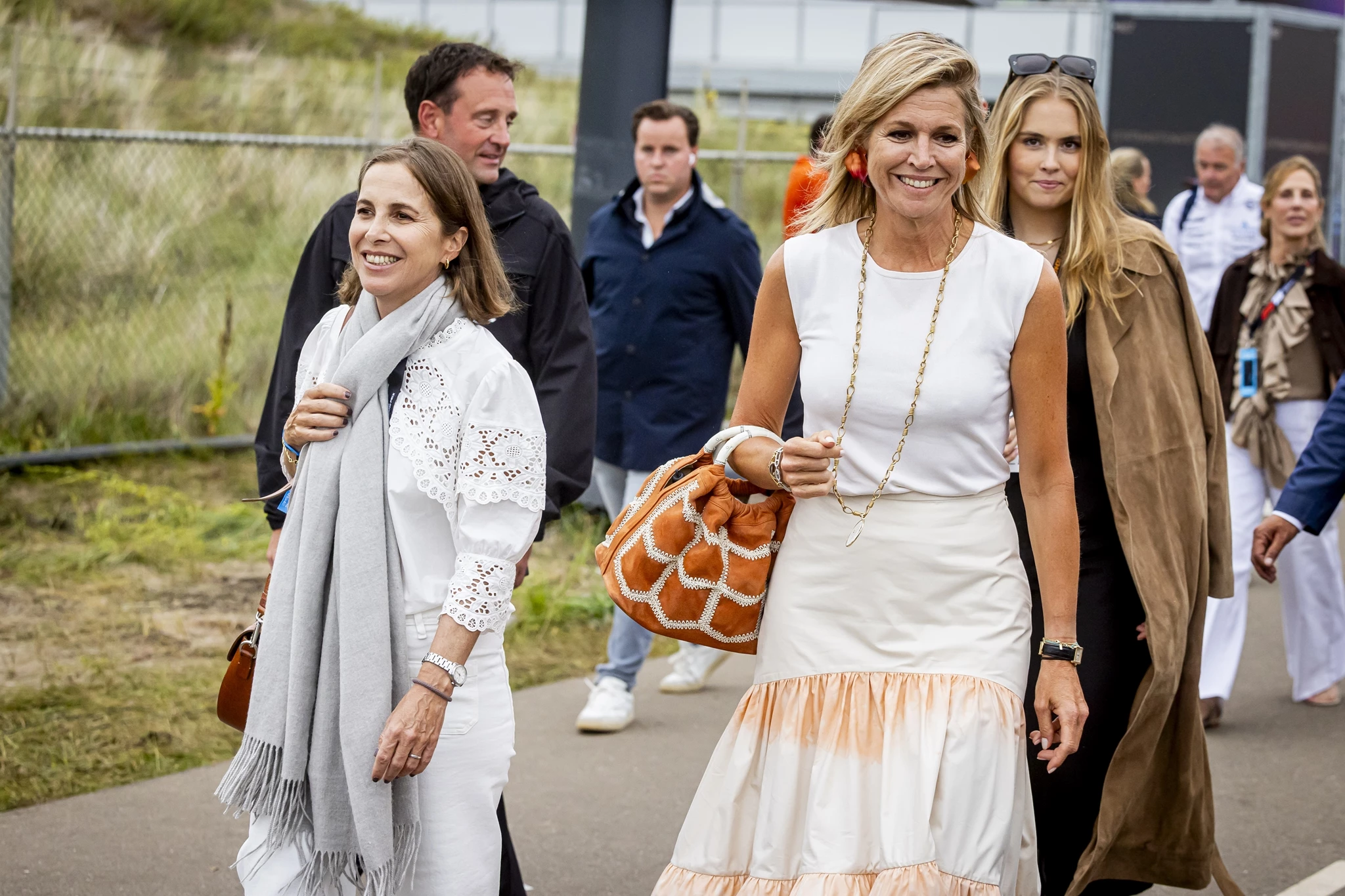 Βασίλισσα Maxima | Η φθινοπωρινή εμφάνιση με τις τρεις κόρες της μετά τις οικογενειακές διακοπές στην Ελλάδα