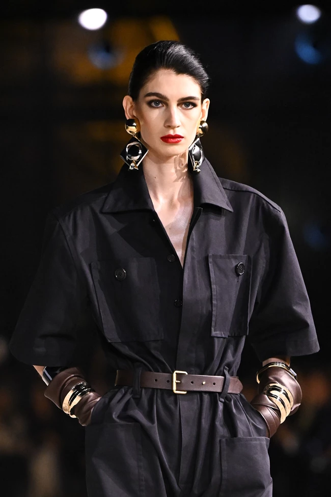 Saint Laurent | Η σύγχρονη εκδοχή της αυτοπεποίθησης στο γυναικείο ντύσιμο μέσα από την SS24 συλλογή