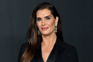 Brooke Shields | Φωτογραφήθηκε με τις κόρες της φορώντας ασορτί μαγιό