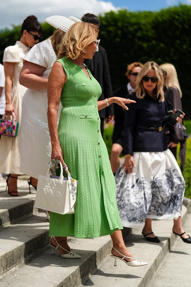 Ανοιξιάτικο look με πράσινο πλεκτό φόρεμα και slingback γόβες σε κομψό σύνολο