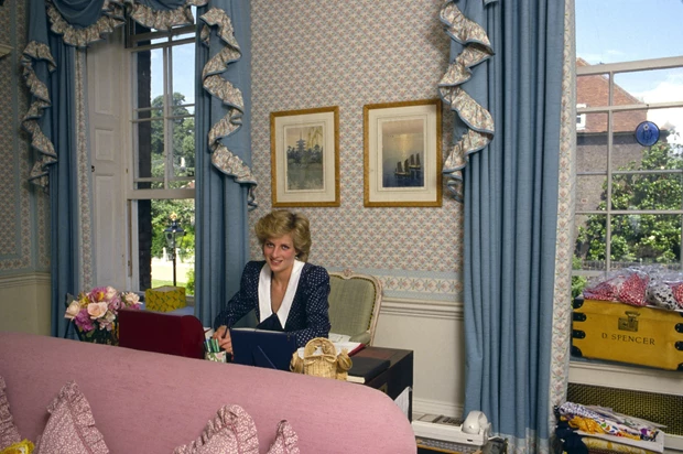 Πώς o vintage ροζ καναπές της Diana και του Καρόλου αψηφά κάθε κανόνα διακόσμησης 43 χρόνια αργότερα;