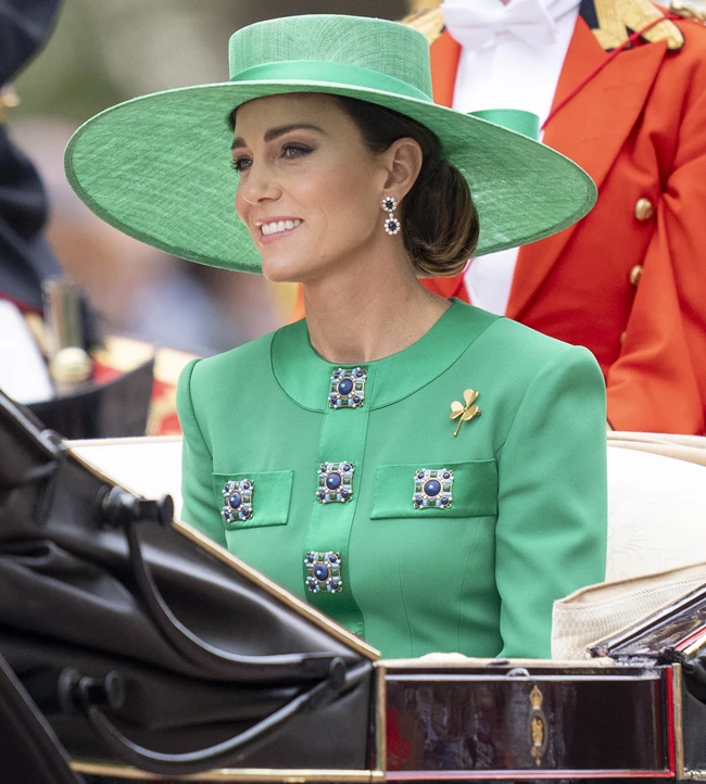Fabulous in green! Η bold εμφάνιση της Kate Middleton στο Trooping the Colour