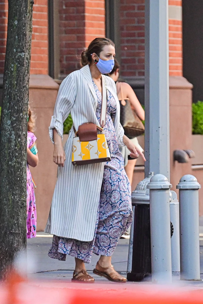 Blake Lively | Φόρεσε δύο μοτίβα που μοιάζουν αδύνατον να συνδυαστούν