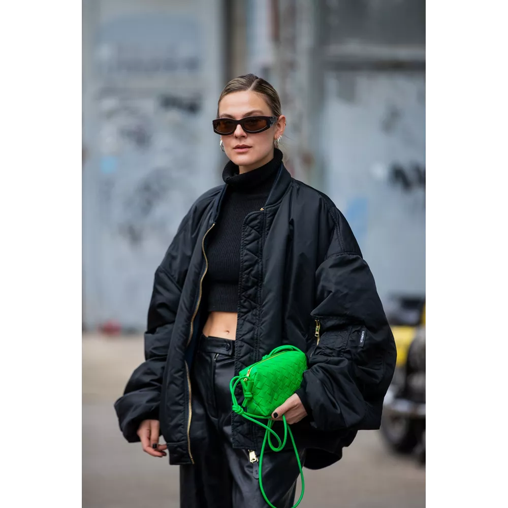 Με bomber jacket