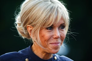 Η Brigitte Macron παραδίδει μαθήματα γαλλικής κομψότητας στο Τόκιο | Το λευκό φόρεμα που ξεχώρισε