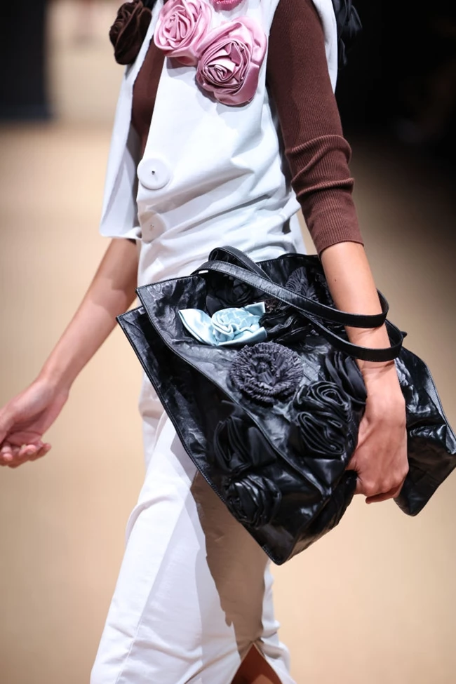 10 κομψές oversized τσάντες που χωρούν τα πάντα