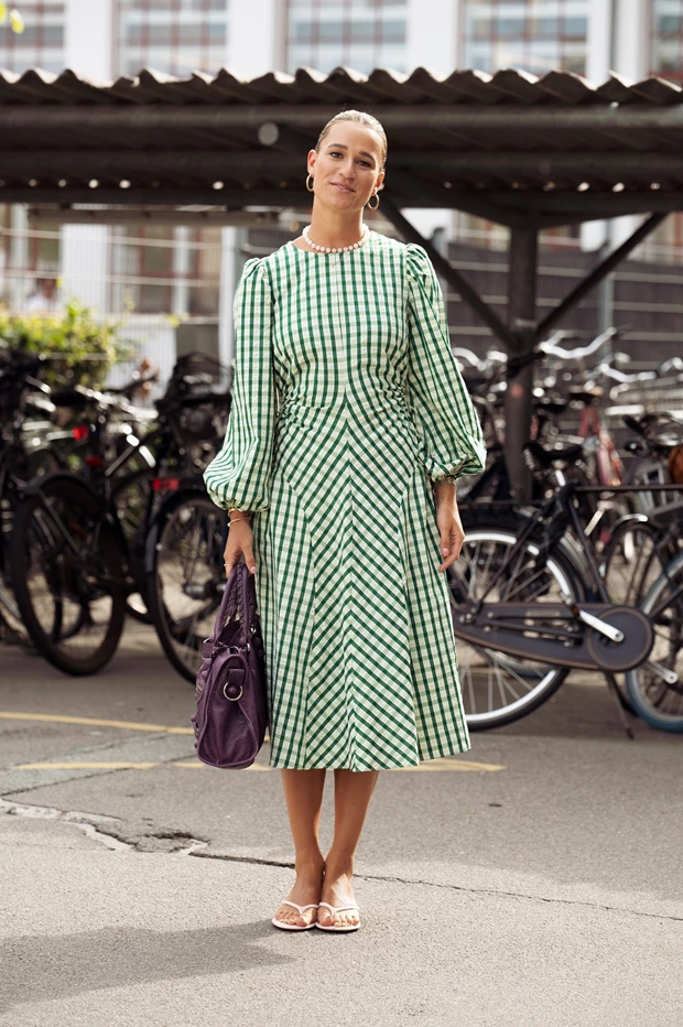 Ανοιξιάτικο look με πράσινο gingham φόρεμα που αποπνέει φρεσκάδα και ανεβάζει τη διάθεση