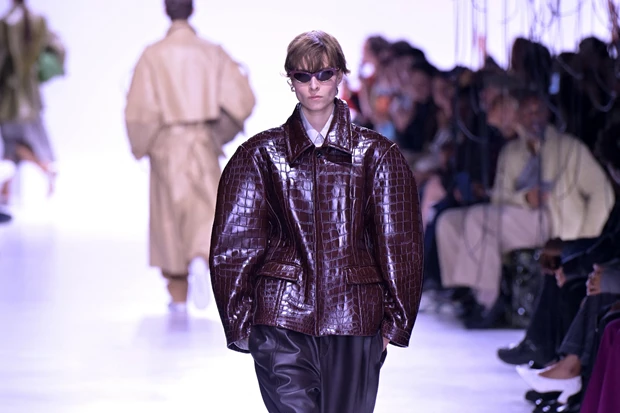 Άποψη | Το ντεμπούτο της Louise Trotter στη Bottega Veneta αποδεικνύει γιατί η μόδα χρειάζεται περισσότερες γυναίκες