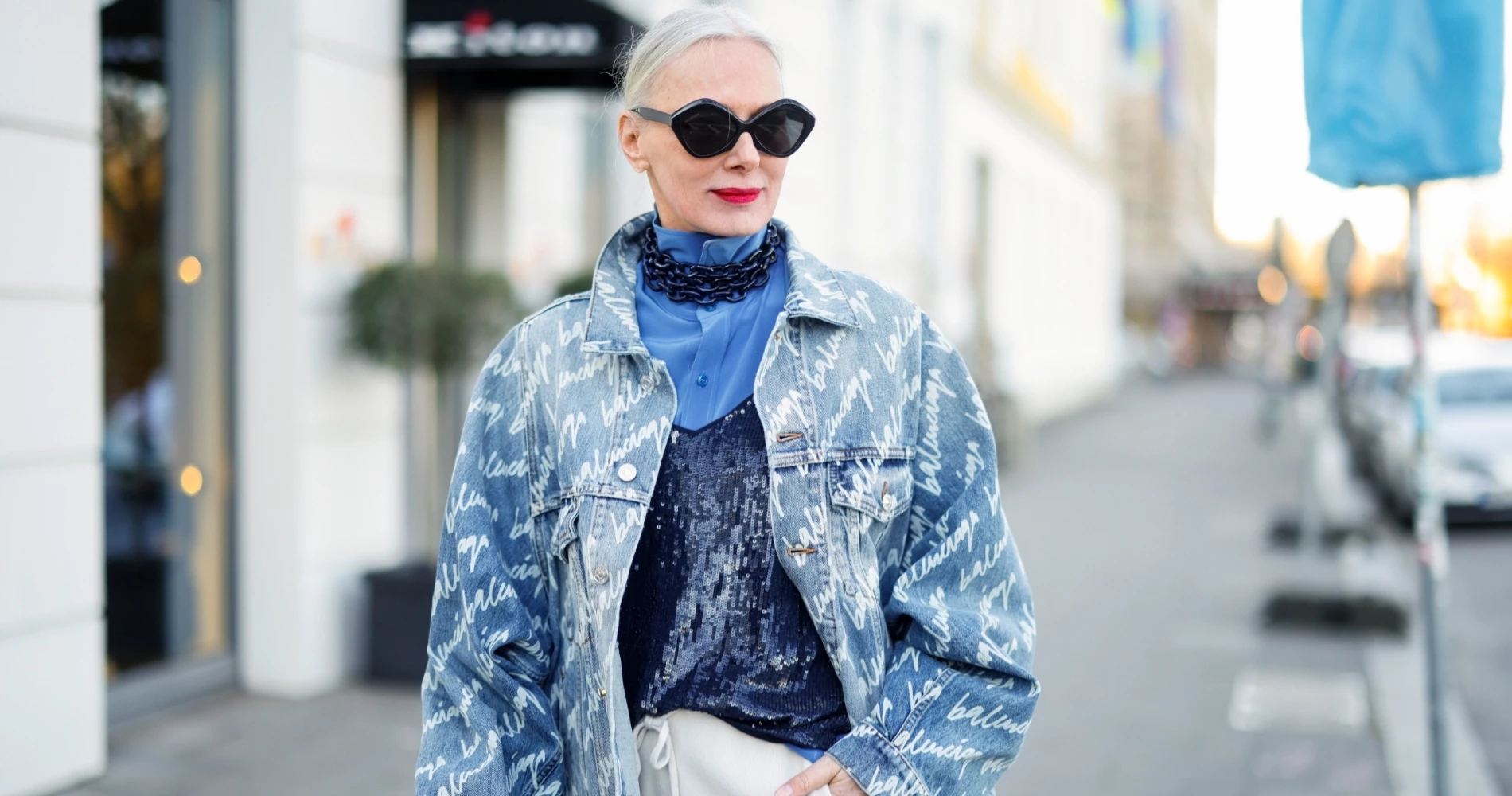 Κομψή μετά τα 60 | 6 styling tips από την γκαρνταρόμπα της βασίλισσας Καμίλα για τα εορταστικά σας looks