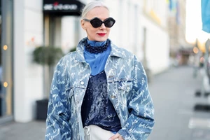 Κομψή μετά τα 60 | 6 styling tips από την γκαρνταρόμπα της βασίλισσας Καμίλα για τα εορταστικά σας looks