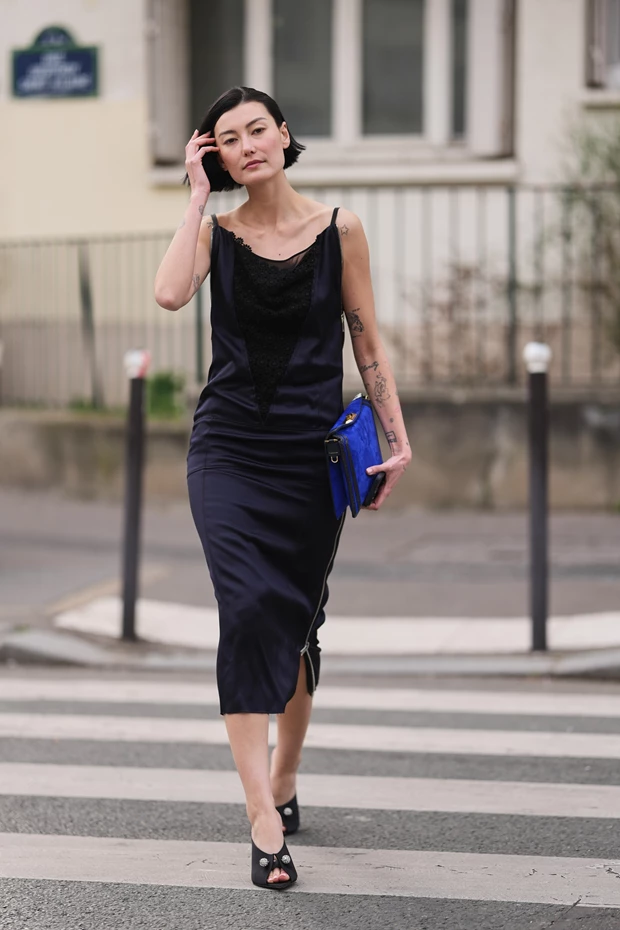 Street style άνοιξη 2026 με μαύρο σατέν slip φόρεμα και minimal chic βραδινό look