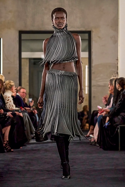 Look από τη συλλογή Καλοκαίρι/ Φθινόπωρο 2025 του οίκου Alaïa.