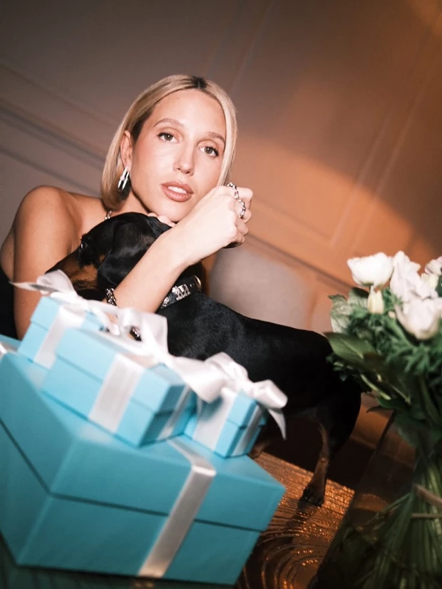 H Μαρία Ολυμπία δανείστηκε τον πιο πιστό φίλο της μητέρας της για τις ανάγκες διαφημιστικής καμπάνιας