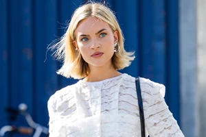 Drape Bangs | Η Helena Christensen δοκίμασε το hair look που λίγες γυναίκες θα τολμούσαν