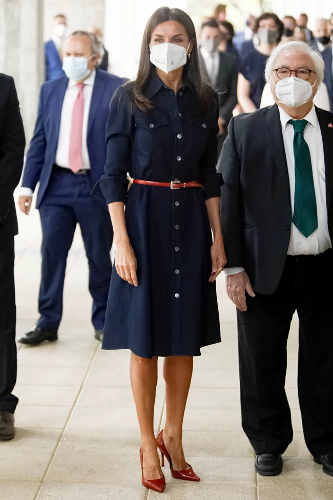 Perfect 10 | Φορέστε το denim φόρεμα όπως η Βασίλισσα Letizia