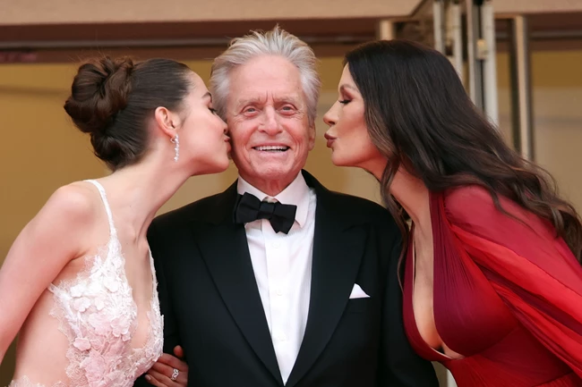 Catherine Zeta - Jones | Η εντυπωσιακή εμφάνιση στο κόκκινο χαλί του Φεστιβάλ Καννών με τον Michael Douglas και την κόρη τους, Carys