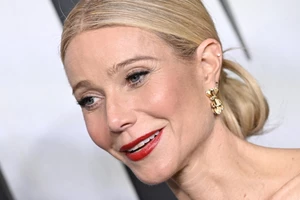 Gwyneth Paltrow - Apple Martin | Με ασορτί pajamas και χωρίς make-up στην ευρύχωρη κουζίνα του σπιτιού τους