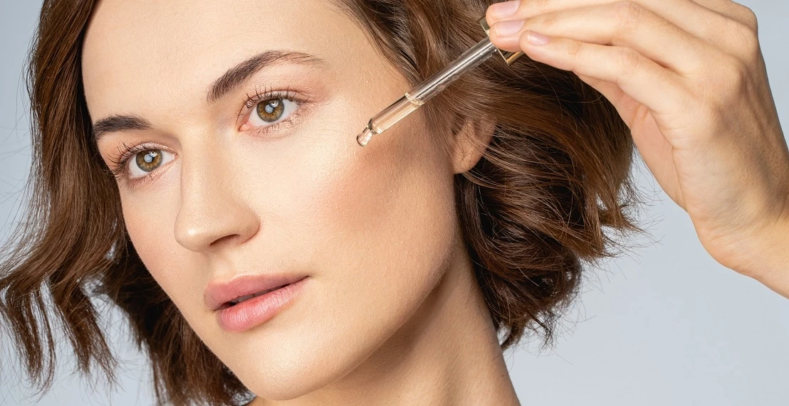5 κινήσεις ομορφιάς του ενός λεπτού που θα σας κάνουν να δείχνετε νεότερη