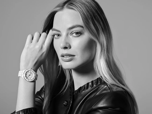 H Margot Robbie είναι το νέο πρόσωπο του J12 της Chanel