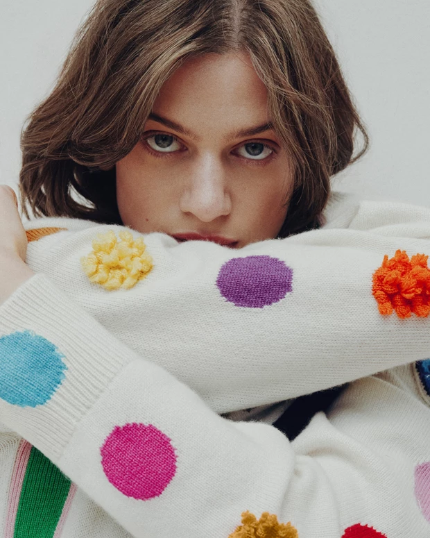 Barrie x Damien Hirst | Η συλλεκτική συλλογή από cashmere πλεκτά με την υπογραφή του ανατρεπτικού εικαστικού