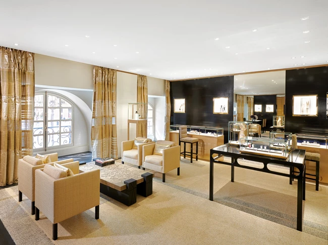Η εμβληματική μπουτίκ της Chanel στo n°18 της Place Vendôme