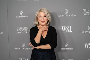 Bette Midler | Η χιουμοριστική ομιλία της στην οποία αποκάλυψε ότι έχει κάνει αισθητικές επεμβάσεις