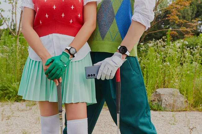 LIFESTYLE IMAGE OF A FANCY COUPLE