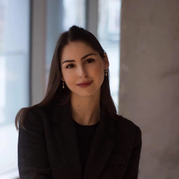 Η σύμβουλος τέχνης και επιμελήτρια, Θεοδώρα Κουμουνδούρου.