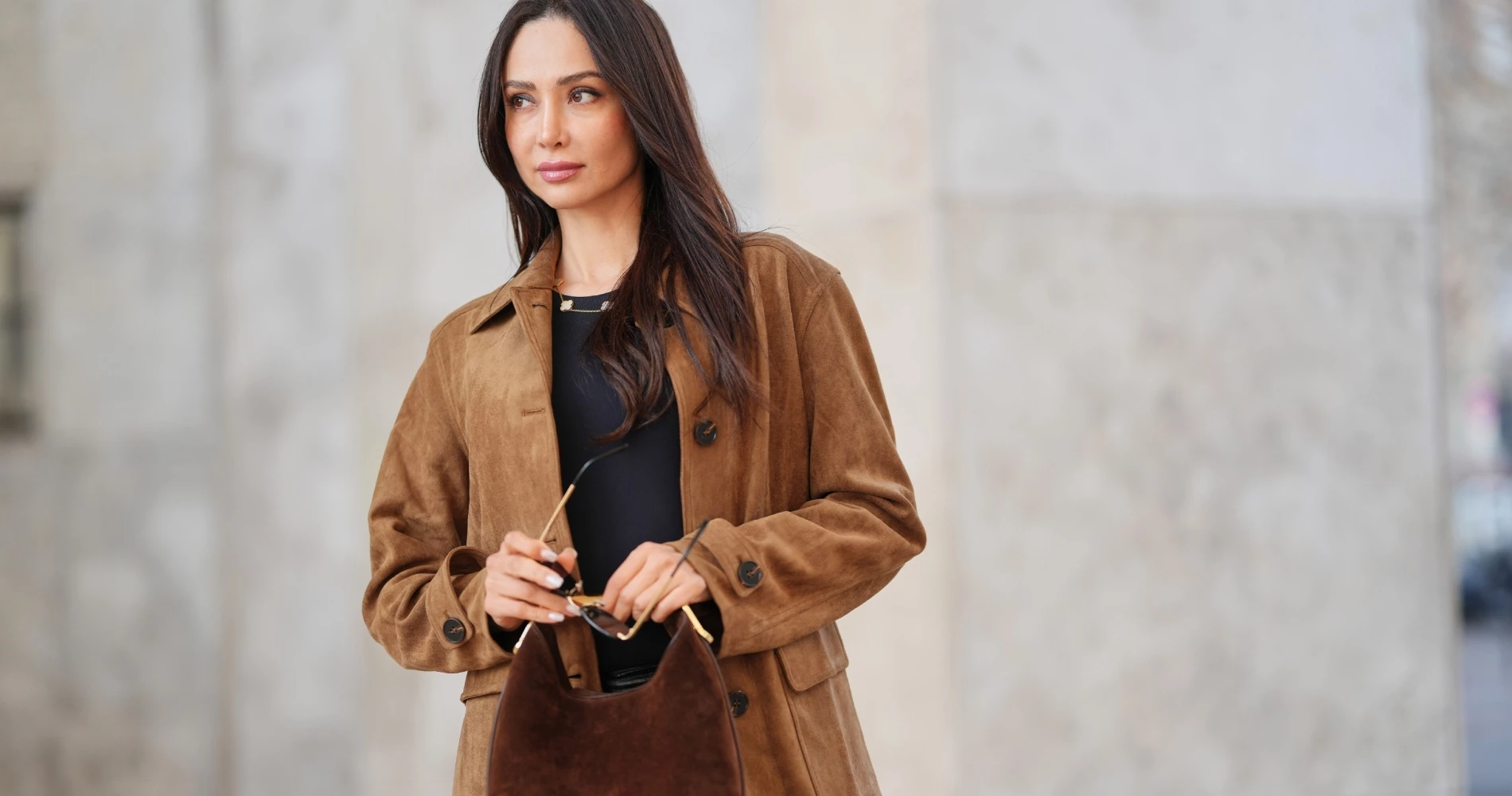 Το suede jacket που δεν θα φύγει ποτέ από τη μόδα