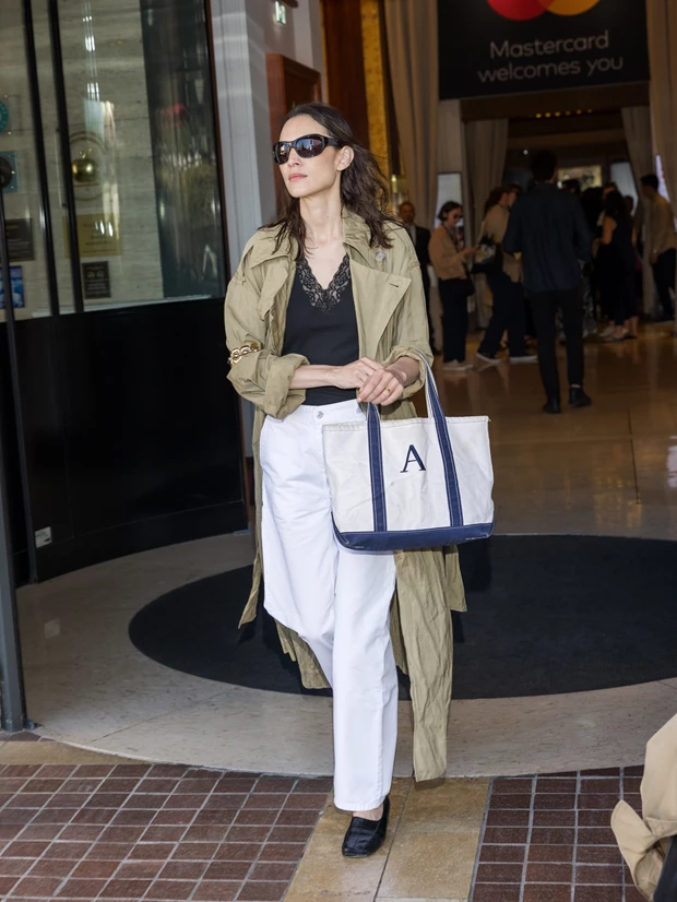 H Alexa Chung με opera pump και λευκό παντελόνι