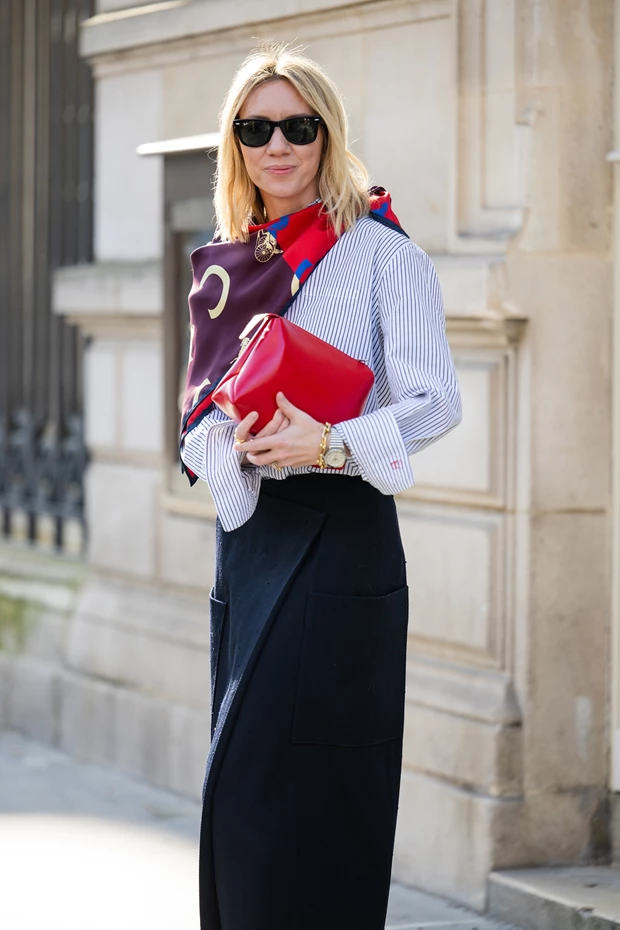 Κόκκινη clutch τσάντα με μαντήλι και ριγέ πουκάμισο, έντονα χρώματα τσάντες άνοιξη 2026