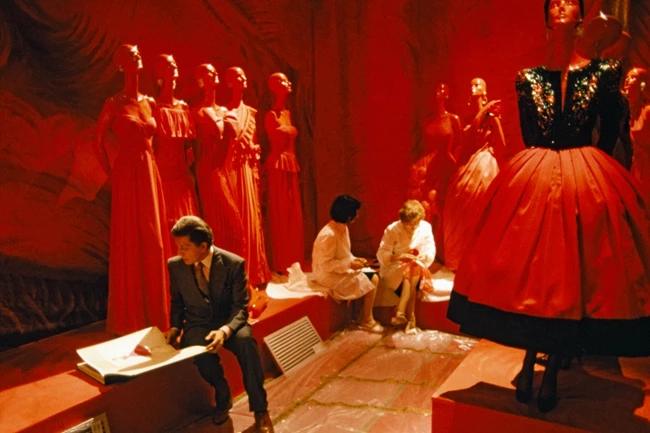 Η διαχρονική σαγήνη του κόκκινου φορέματος | Τα πιο κομψά items για τις φετινές γιορτές