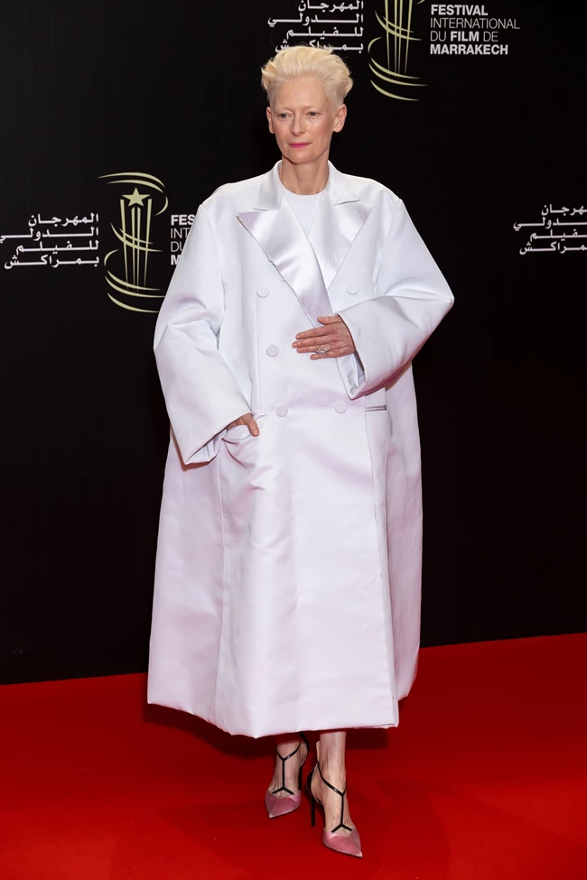 Tilda Swinton| Η Μούσα του Pedro Almodavar με την αλλόκοσμη ομορφιά είναι το απόλυτο fashion