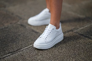 Λευκά sneakers | Τα 8 ζευγάρια στα οποία μπορείτε να επενδύσετε για την άνοιξη