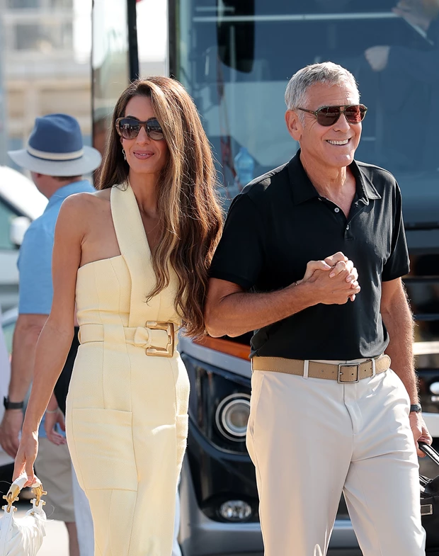 George & Amal Clooney | Έφτασαν στη Βενετία πιασμένοι χέρι - χέρι