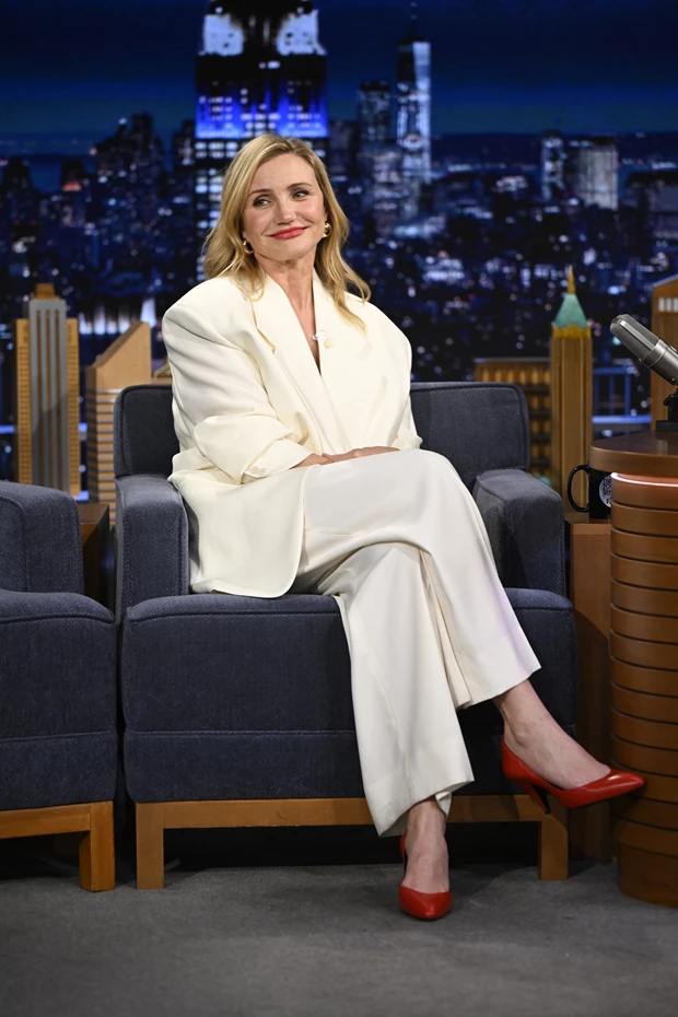 Η Cameron Diaz σε συνέντευξη με λευκό κοστούμι και κόκκινες γόβες, κομψό tailoring look στο The Tonight Show