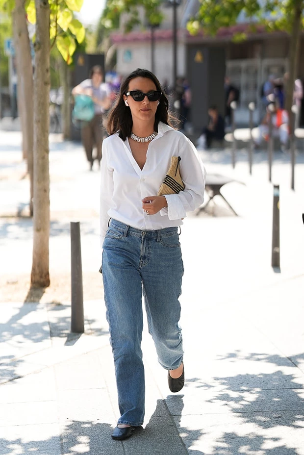 City look από Γαλλίδα με λευκό πουκάμισο, τζιν και μαύρες μπαλαρίνες