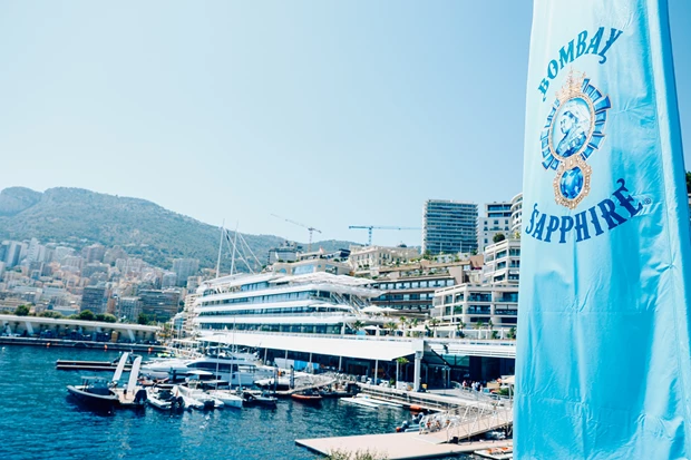 Με τo ΒOMBAY SAPPHIRE στους "ηλεκτρισμένους" αγώνες ταχύτητας σκαφών Ε1 στο Μονακό και καλεσμένη τη Βάσια Κωσταρά