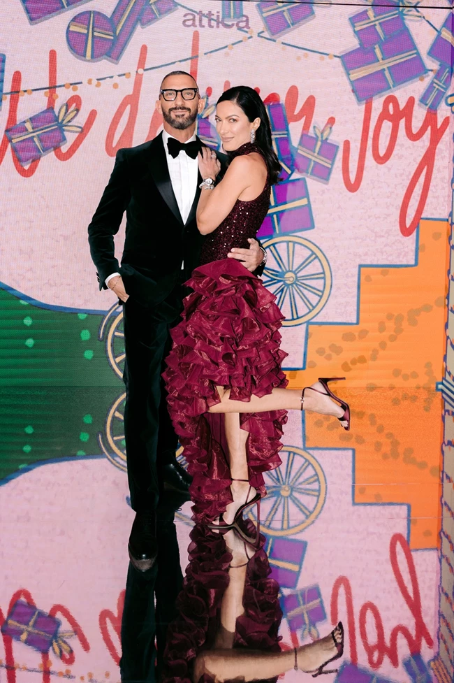 Ο Χάρης Ντάβλας με tuxedo BOSS και  η Φοίβη Παναγιωτοπούλου (Marketing & E-commerce Director των πολυκαταστημάτων attica), με outfit ROTATE, όλα attica.