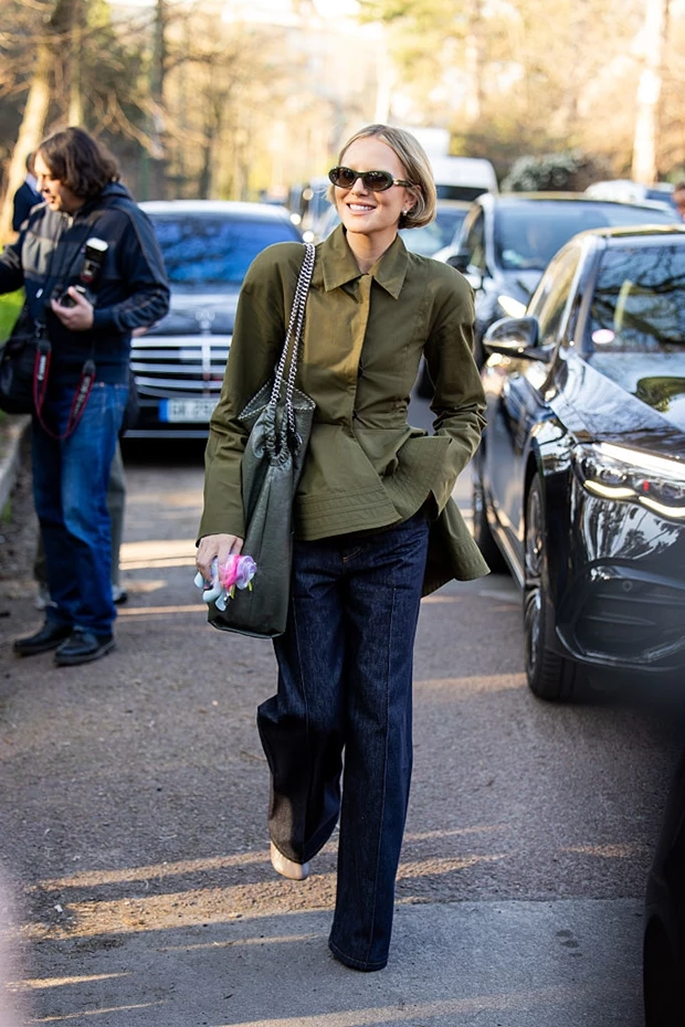 Street style στο Παρίσι με χακί σακάκι και wide-leg jeans στους δρόμους της Paris Fashion Week