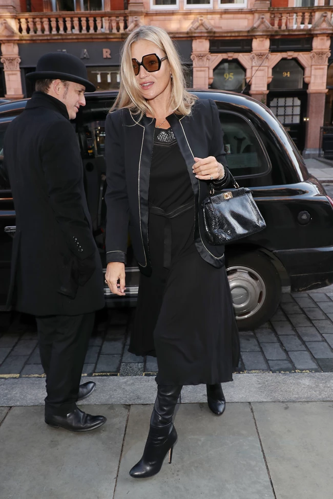Η εμφάνιση της Kate Moss που κάνει το total black να δείχνει λιγότερο βαρετό