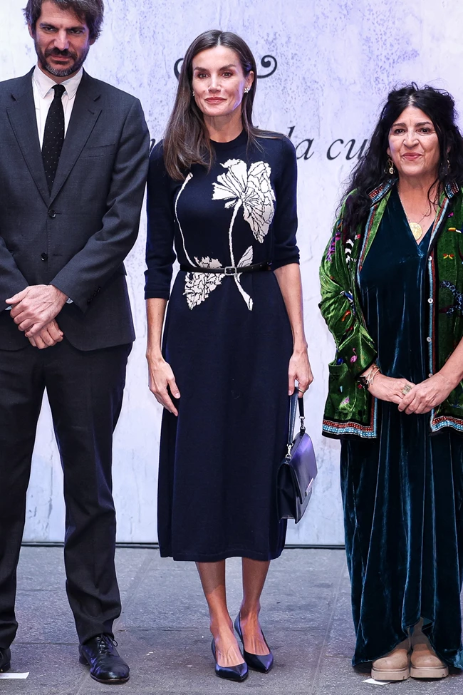 Βασίλισσα Letizia | Αναβάθμισε τα πλεκτά με ένα φλοράλ φόρεμα