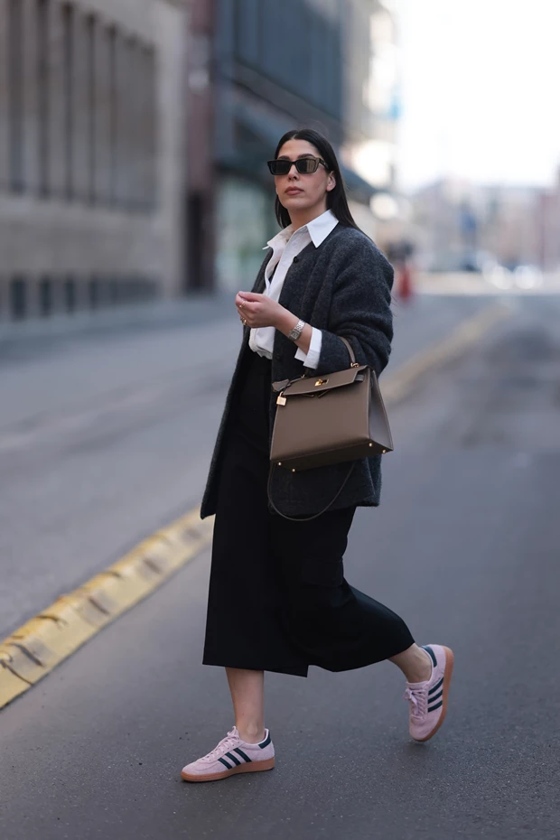 Γυναίκα με μίντι φούστα και sneakers σε κομψό minimal look ιδανικό για την εκκλησία το Πάσχα