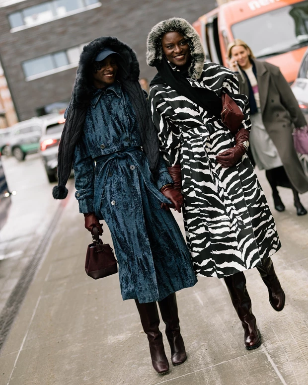 Street style Κοπεγχάγη: παλτό με animal μοτίβο, ζώνη στη μέση και χειμερινά αξεσουάρ
