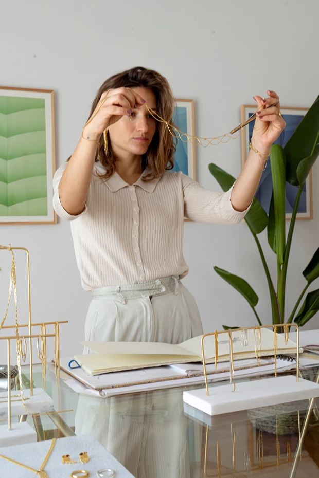 Μαργαρίτα Χρυσάκη | Η μέρα της περιστρέφεται  γύρω από τη δημιουργία κοσμημάτων και τη μουσική