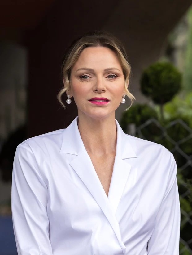 Η πριγκίπισσα Charlene επέλεξε μία τολμηρή μίντι φούστα στη νέα της εμφάνιση